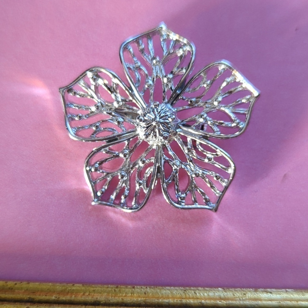 🩷 GERRY'S Floral Flower Silvertone Pin signed